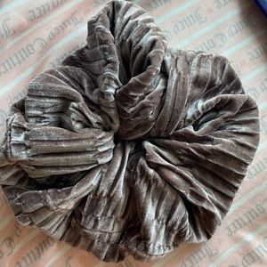 Big Scrunchie (holds any kind of hair!)